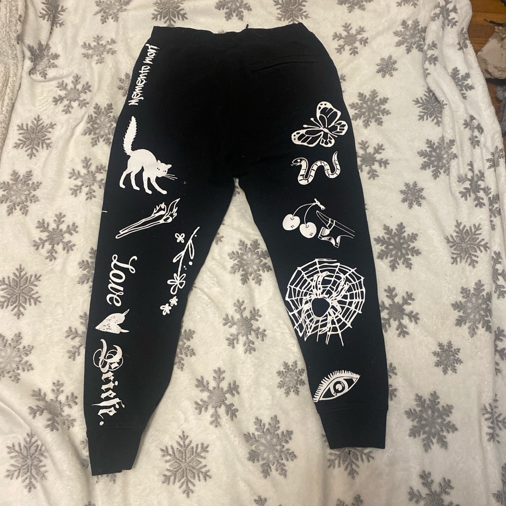FREEBIES IN EVERY ORDER!!!

 - Ninth Hall graffiti sweatpants!